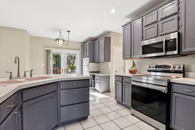 1004 Hamlet Road, Naperville, IL 60564