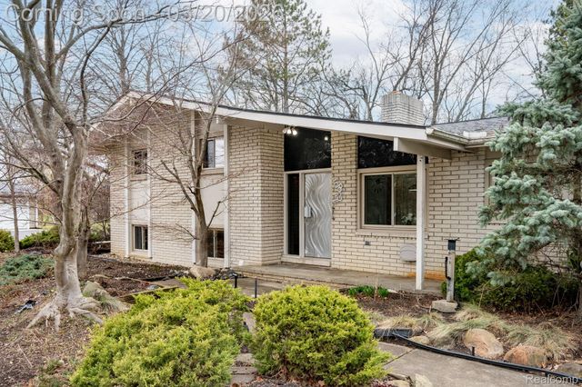 5832 Shaun Road, West Bloomfield Charter Township, MI 48322