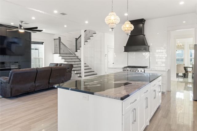 124 N 2nd Street, La Porte, TX 77571