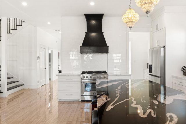 124 N 2nd Street, La Porte, TX 77571