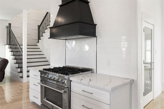 124 N 2nd Street, La Porte, TX 77571