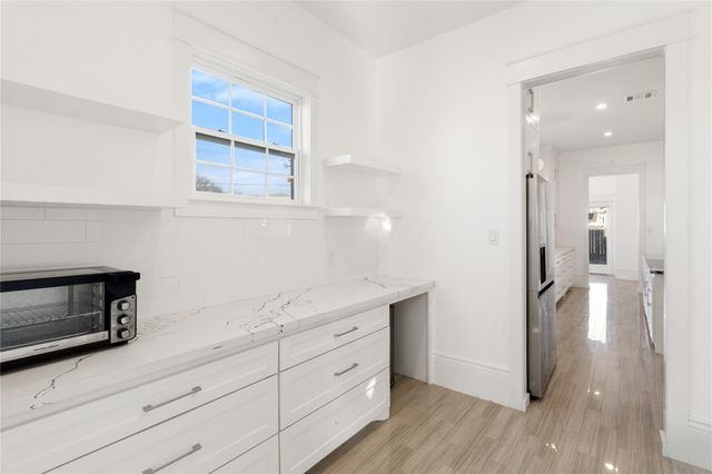 124 N 2nd Street, La Porte, TX 77571