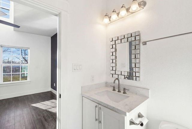 124 N 2nd Street, La Porte, TX 77571