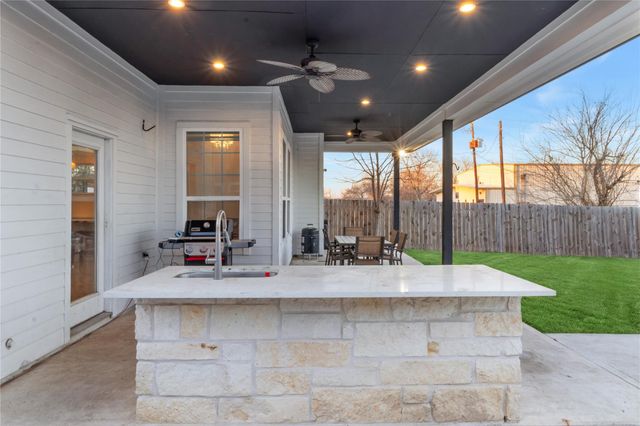 124 N 2nd Street, La Porte, TX 77571