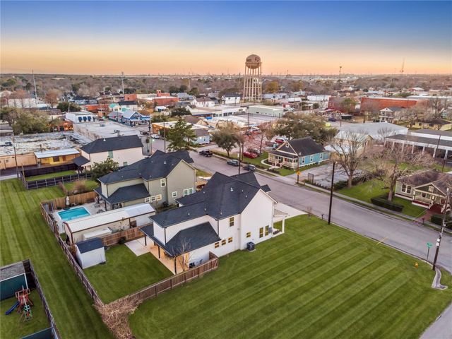 124 N 2nd Street, La Porte, TX 77571