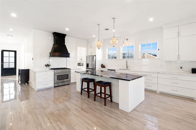 124 N 2nd Street, La Porte, TX 77571