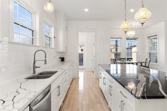 124 N 2nd Street, La Porte, TX 77571