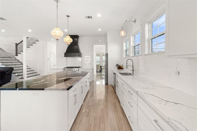 124 N 2nd Street, La Porte, TX 77571