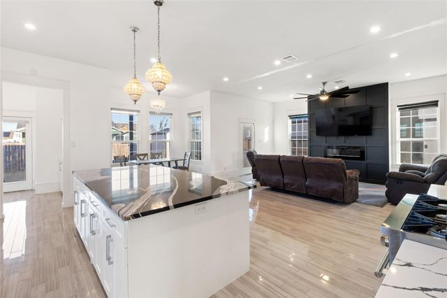 124 N 2nd Street, La Porte, TX 77571