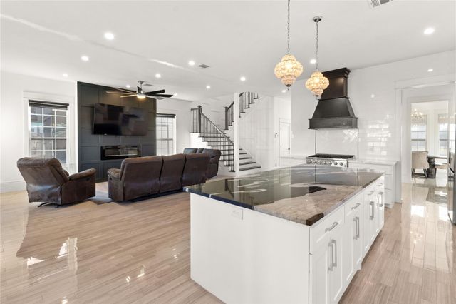 124 N 2nd Street, La Porte, TX 77571