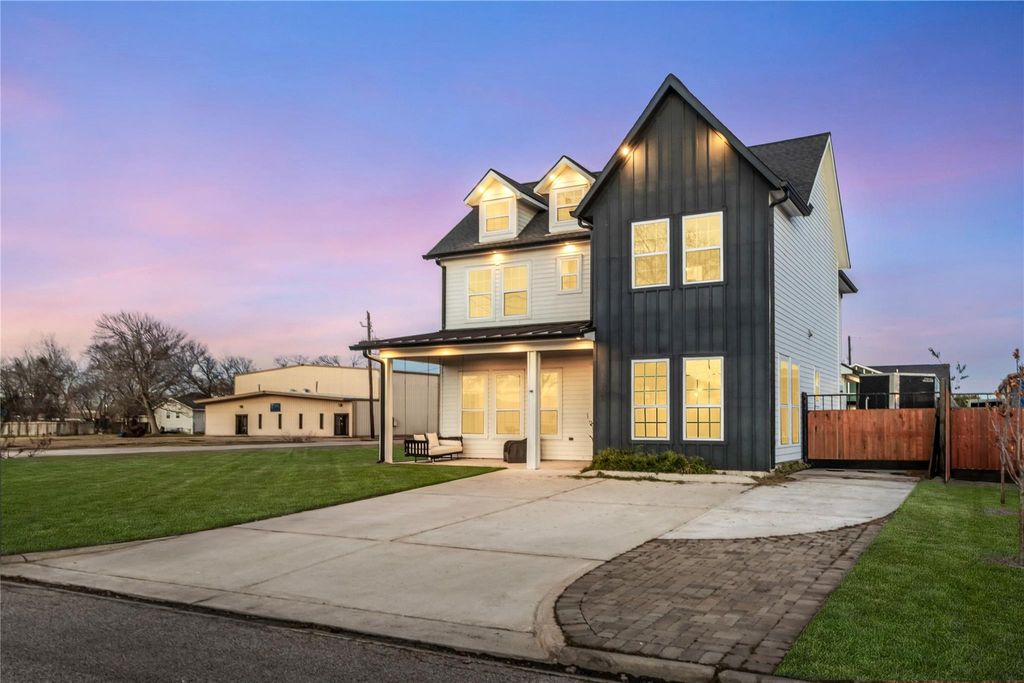 124 N 2nd Street, La Porte, TX 77571