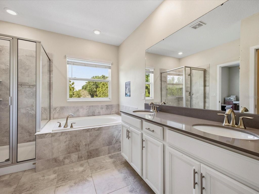 Image 14 of property listing at 1861 BLACK MAPLE PLACE, Ocoee, FL 34761