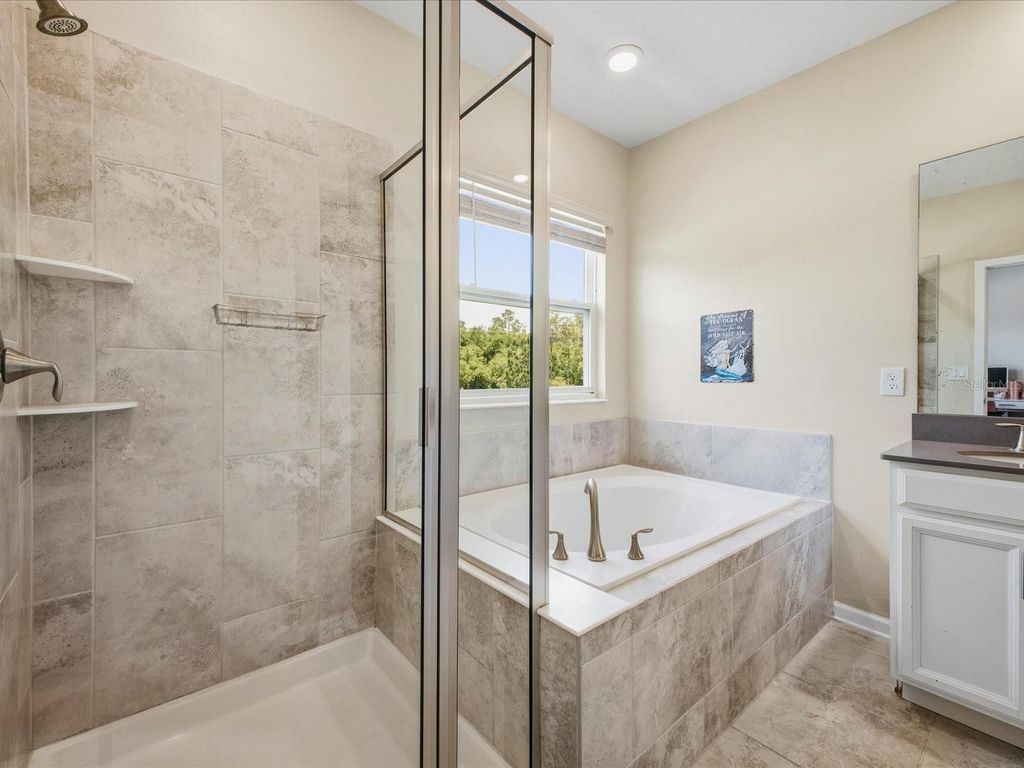 Image 15 of property listing at 1861 BLACK MAPLE PLACE, Ocoee, FL 34761