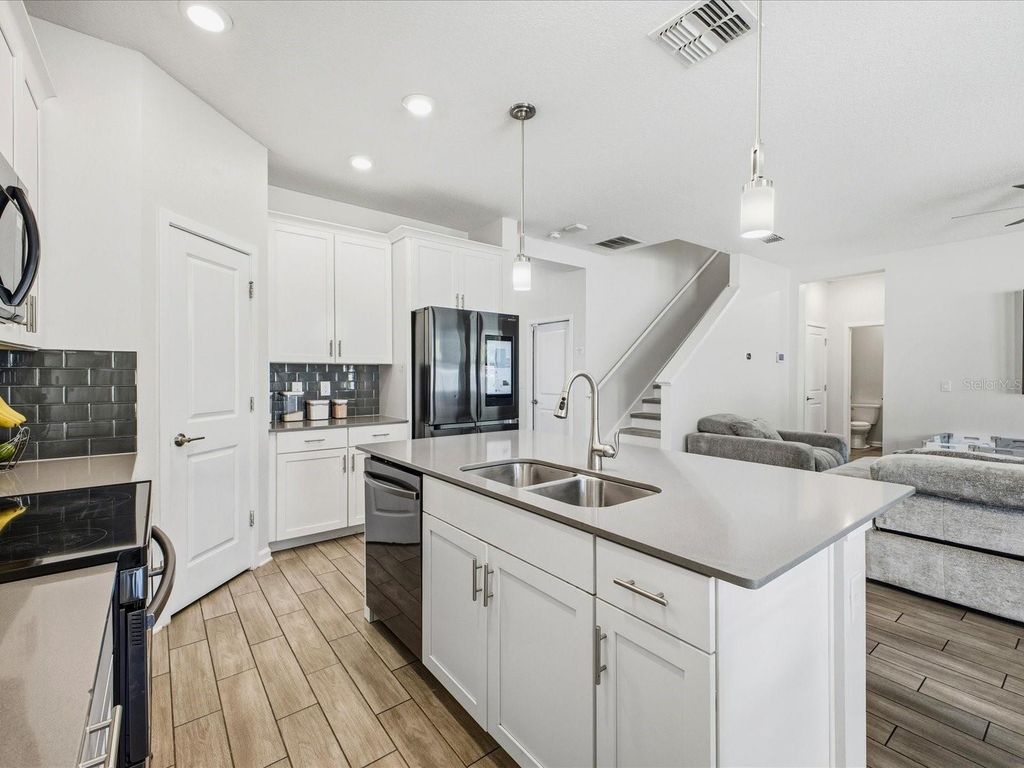 Image 5 of property listing at 1861 BLACK MAPLE PLACE, Ocoee, FL 34761