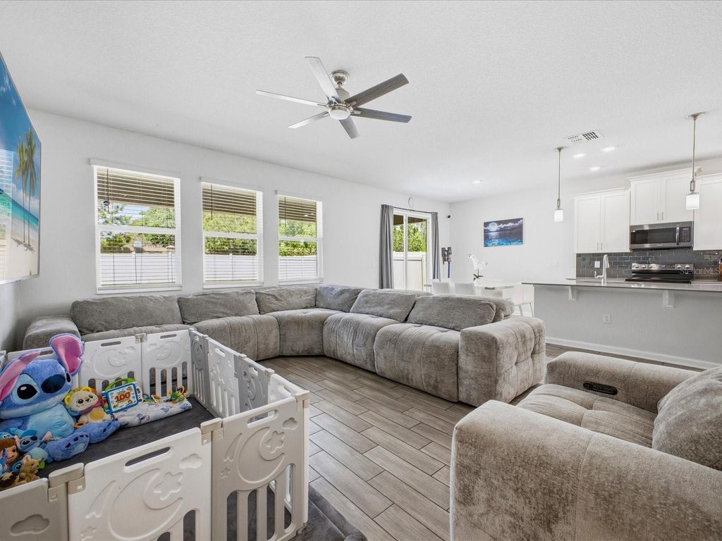 Image 10 of property listing at 1861 BLACK MAPLE PLACE, Ocoee, FL 34761