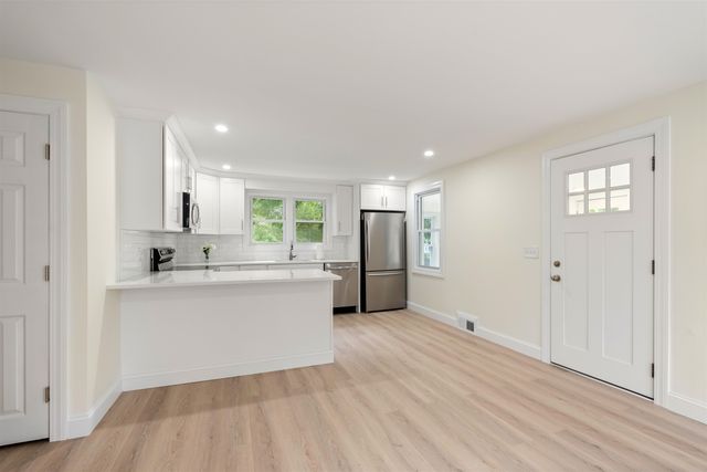 8 Blue Hill Avenue Unit 2, Nashua, NH 03064