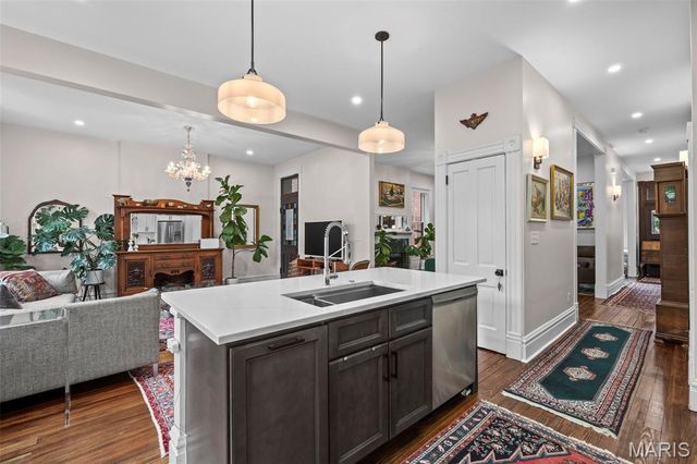 2745 Armand Place, St Louis, MO 63104