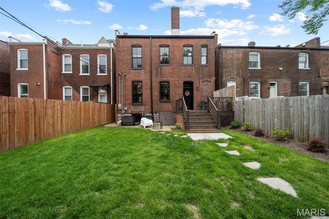 2745 Armand Place, St Louis, MO 63104
