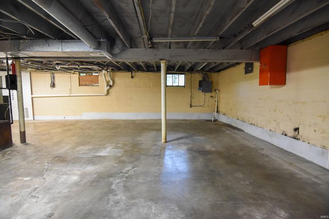 5900 Newburgh Road, Evansville, IN 47715