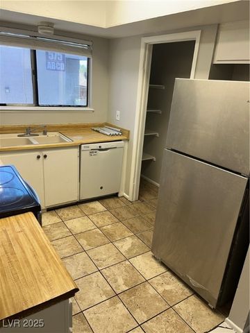 579 Roxella Lane D, Las Vegas, NV 89110