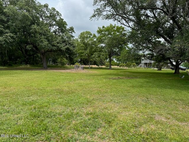 Eagle Point Circle, Biloxi, MS 39532