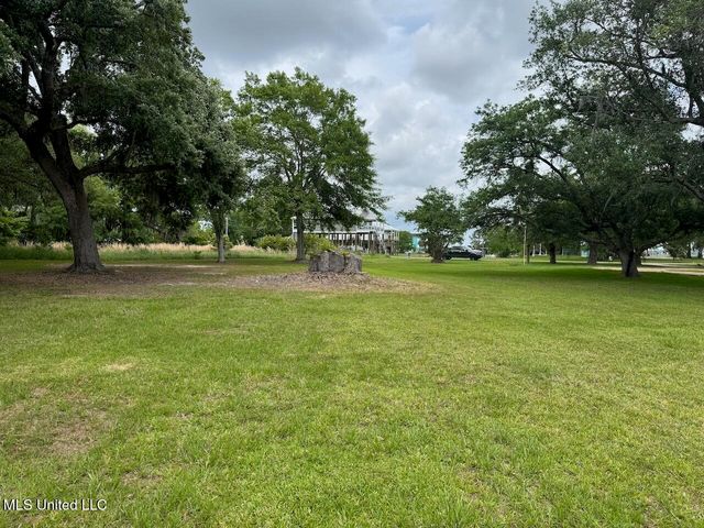 Eagle Point Circle, Biloxi, MS 39532