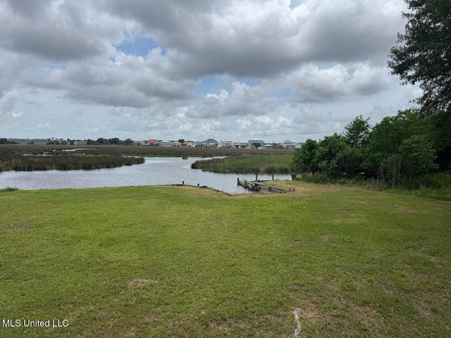 Eagle Point Circle, Biloxi, MS 39532