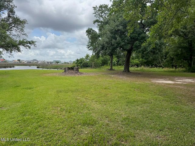 Eagle Point Circle, Biloxi, MS 39532