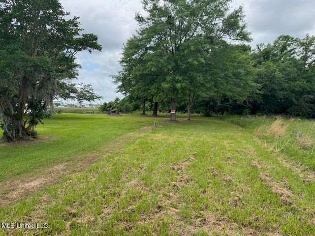 Eagle Point Circle, Biloxi, MS 39532