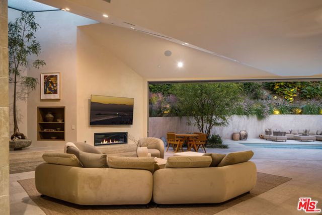 1600 Rising Glen Road, Los Angeles, CA 90069