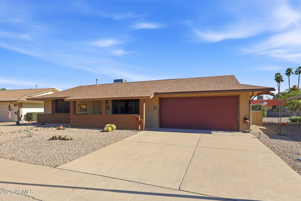 Image 1 of property listing at 10008 W BRIGHT ANGEL Circle, Sun City, AZ 85351