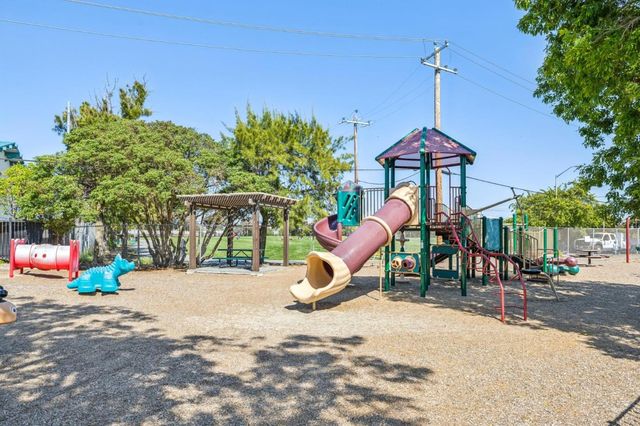 806 Fiesta Drive, San Mateo, CA 94403