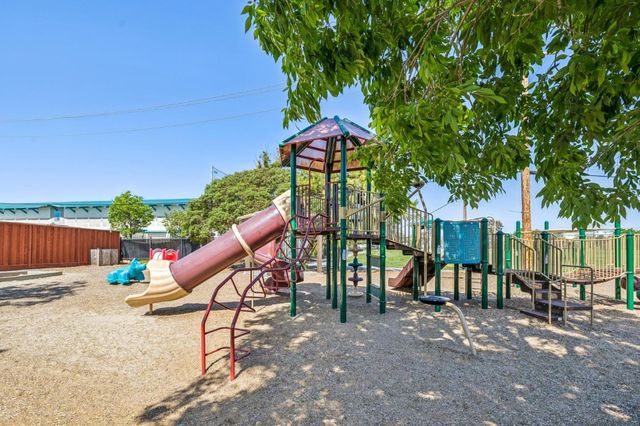 806 Fiesta Drive, San Mateo, CA 94403