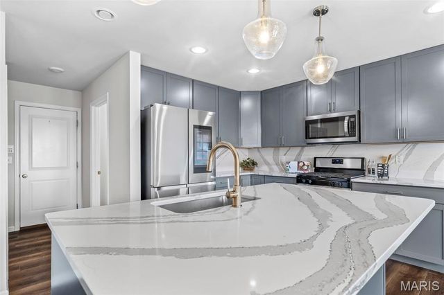 256 Savannah Ridge Court, Fenton, MO 63026