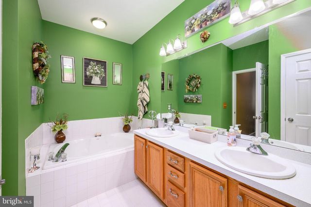 37 HANNAH LEE RD, Barnegat, NJ 08005