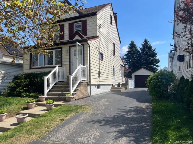 89 Carstairs Road, Valley Stream, NY 11581