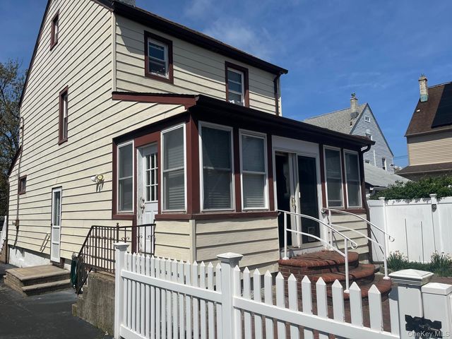 89 Carstairs Road, Valley Stream, NY 11581