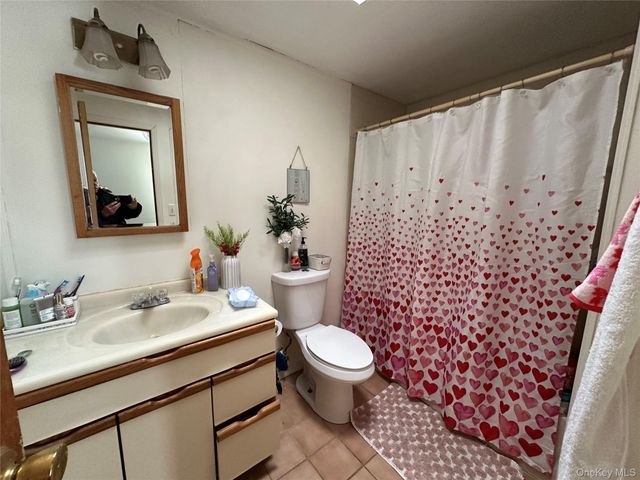 16 Oakdale Avenue, Selden, NY 11784