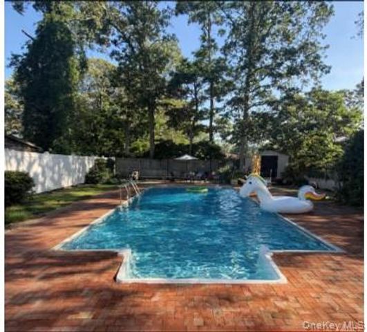 16 Oakdale Avenue, Selden, NY 11784