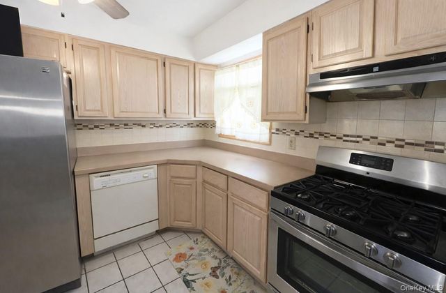 16 Oakdale Avenue, Selden, NY 11784