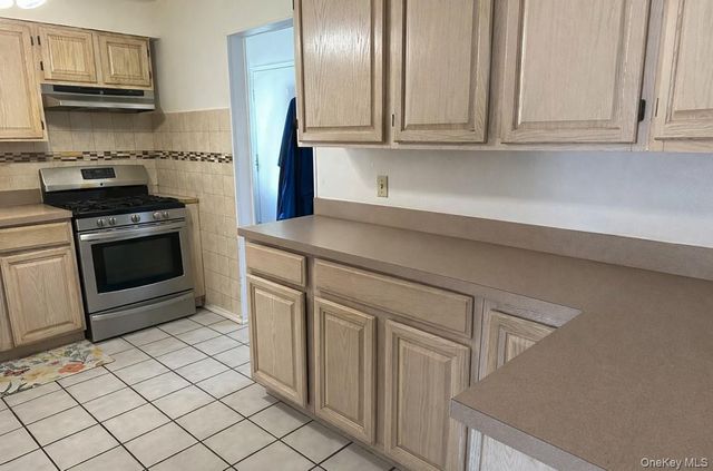 16 Oakdale Avenue, Selden, NY 11784