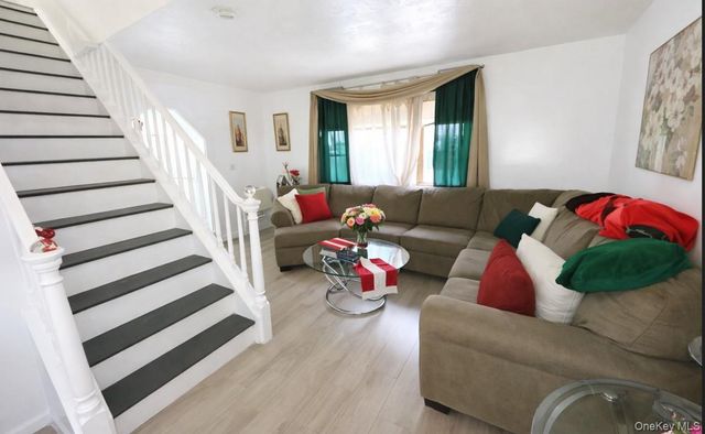 16 Oakdale Avenue, Selden, NY 11784