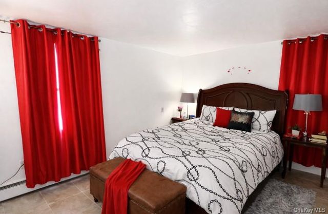 16 Oakdale Avenue, Selden, NY 11784