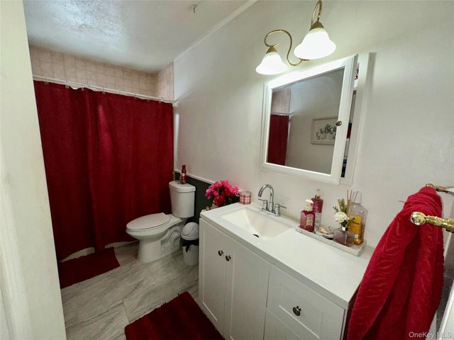 16 Oakdale Avenue, Selden, NY 11784