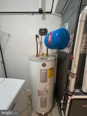 3056 SOLAR DR, Dover, PA 17315