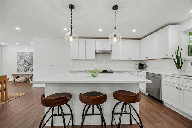 401 Cottonwood Drive, Woodstock, GA 30189