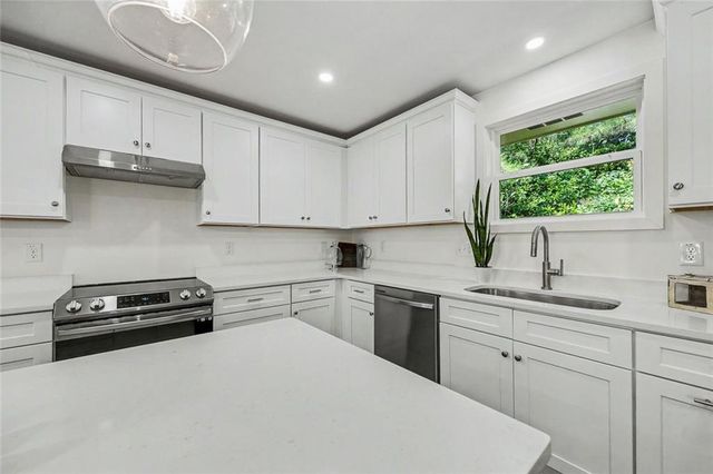 401 Cottonwood Drive, Woodstock, GA 30189