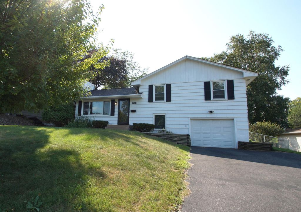 3701 Flag Avenue N, New Hope, MN 55427