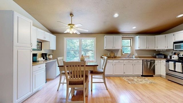93 Franklin St, Douglas, MA 01516