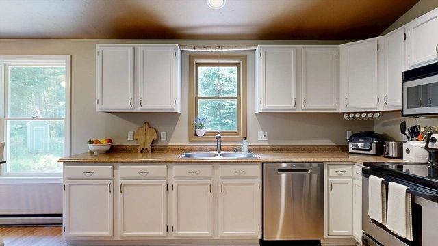 93 Franklin St, Douglas, MA 01516